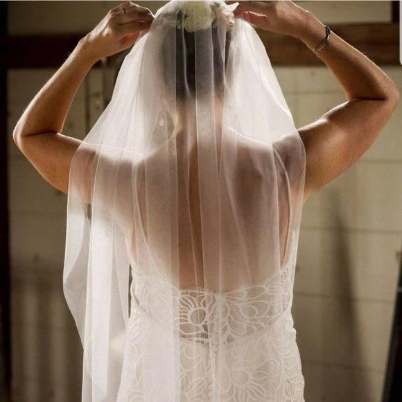 Ivory / White Fingertip tulle wedding veil - Picture 3 of 10